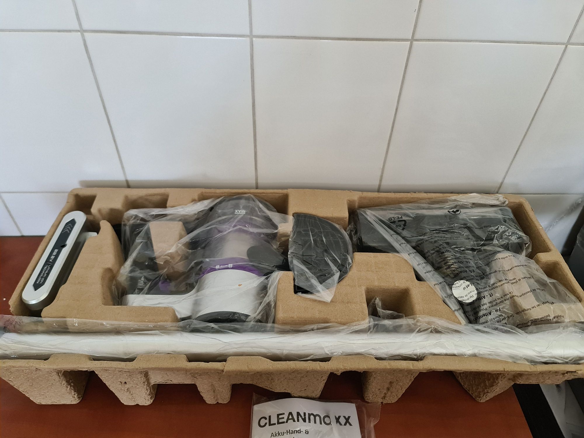 Odkurzacz akumulatorowy bezprzewodowy bezworkowy pionowy Cleanmaxx