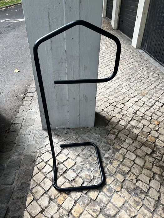 Cabide de pé preto metálico