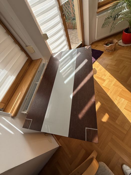 Drewniany stół ze szklem