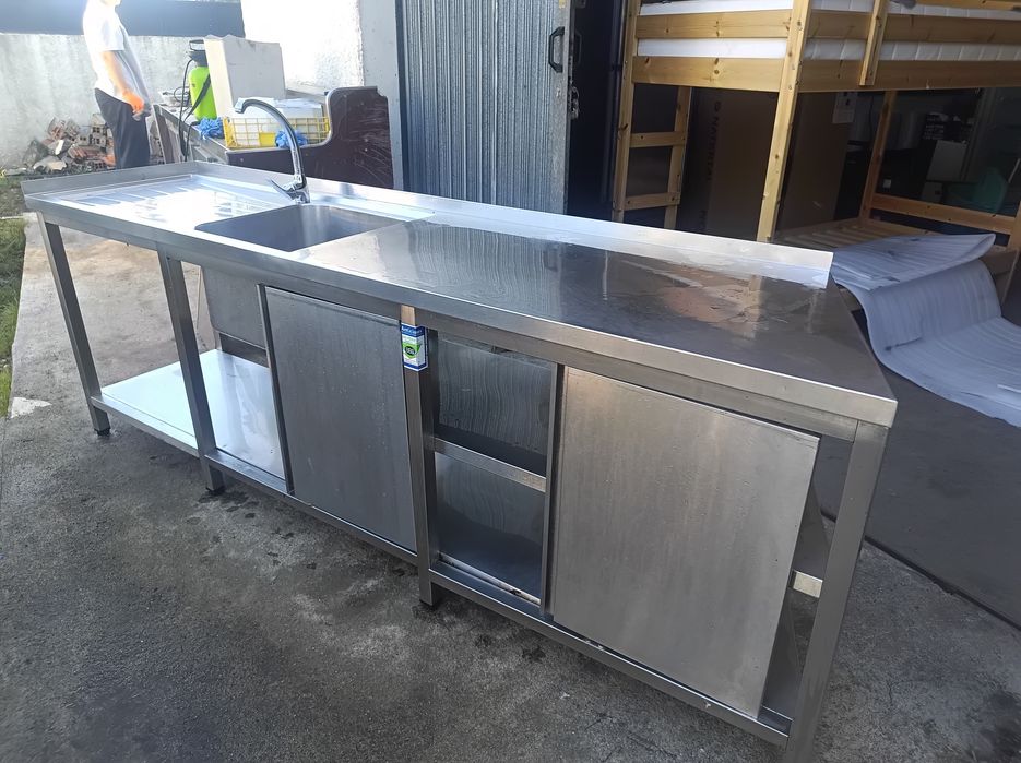 bancada inox com pio grande e quatro portas em inox 
250 por 60