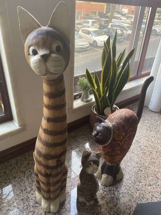 Gatos em madeira