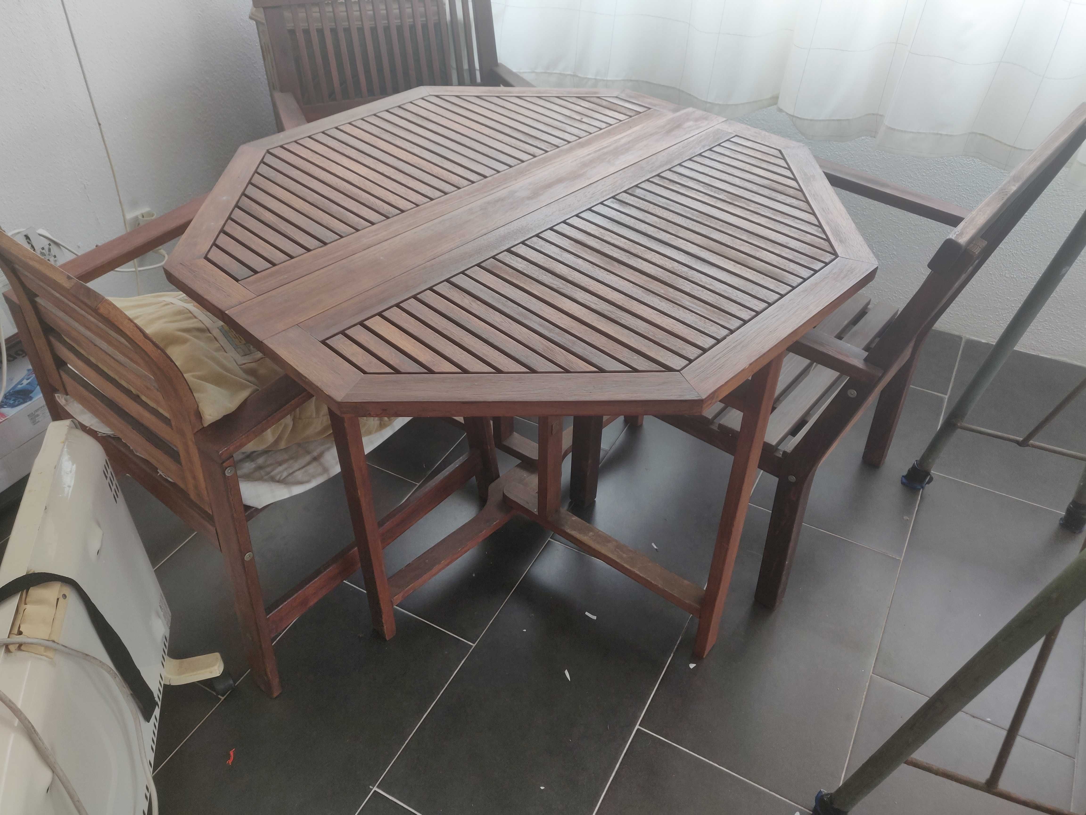 Mesa de jardim em madeira