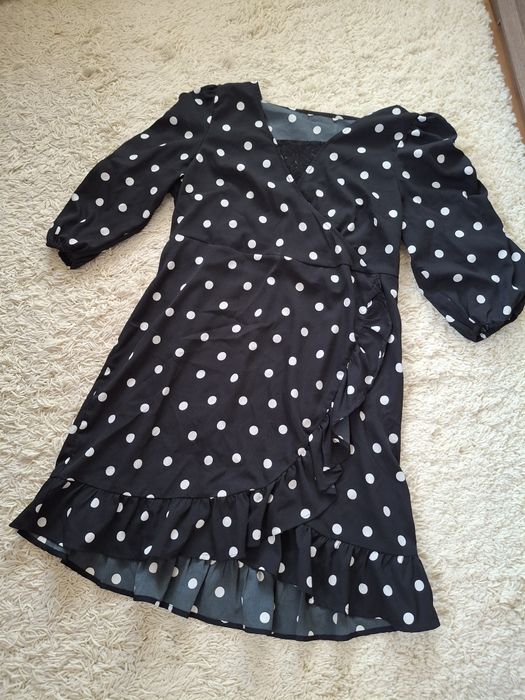 Sliczna sukienka w grochy z koronka i falbanka