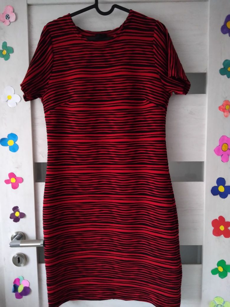 Czerwono- czarna sukienka z dzianiny, r.38-40
