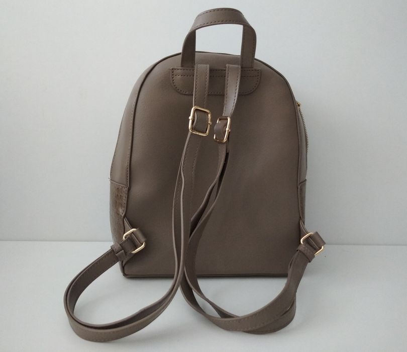 Plecak Monnari szaro- beżowy ze złotym łańcuchem