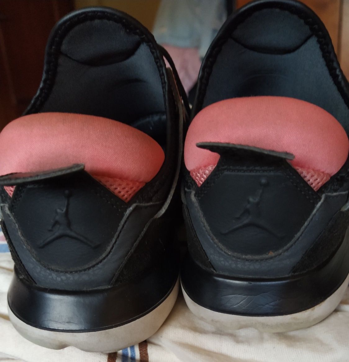 Sapatilhas Air Jordan pretas e rosa