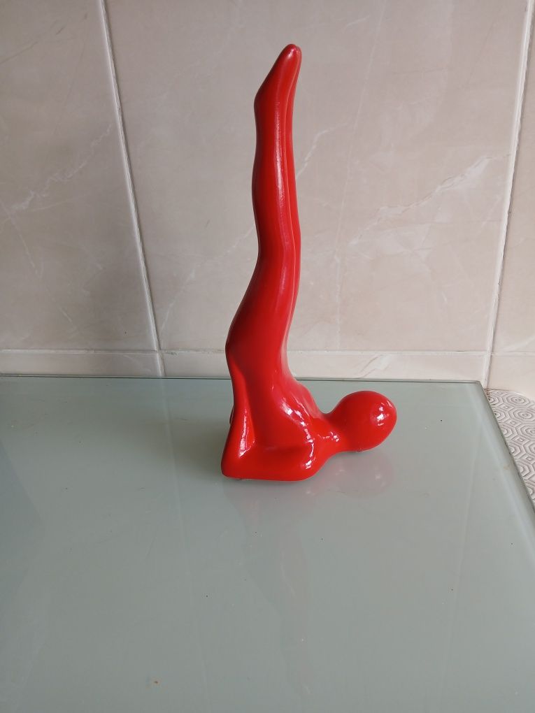 Peça decorativa vermelha