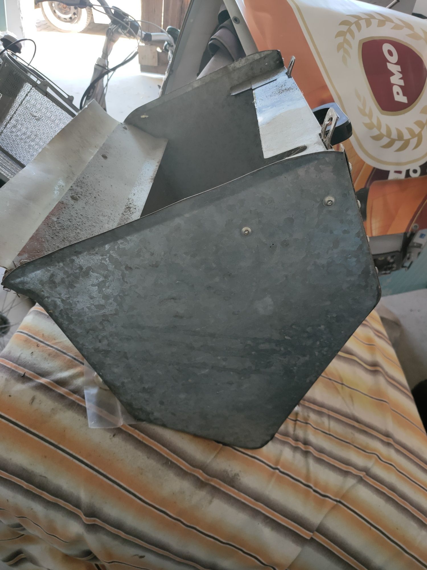 Zamiatarka spalinowa do kostki brukowej z koszem Briggs Stratton