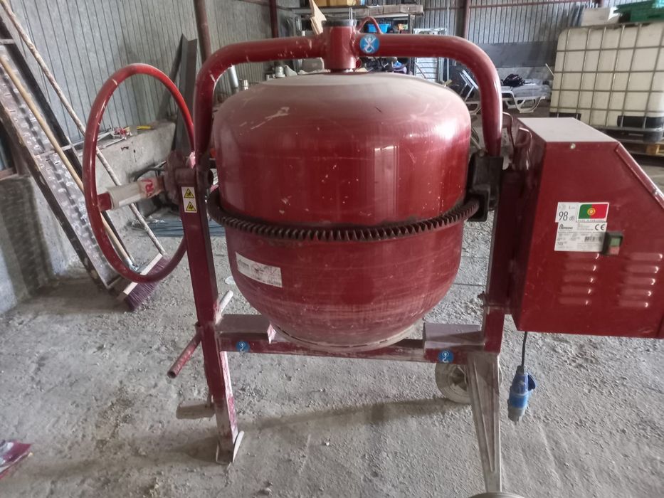 Alugo betoneira  170lt