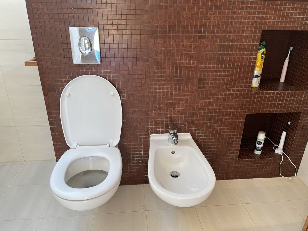 Zlew łazienkowy, bidet muszla klozetowa.