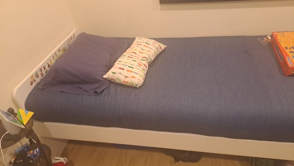 Cama solteiro branca 90*200 em bom estado