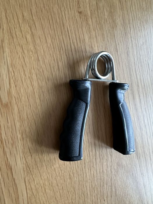 Ściskacz do rąk cwiczenie przedramienia