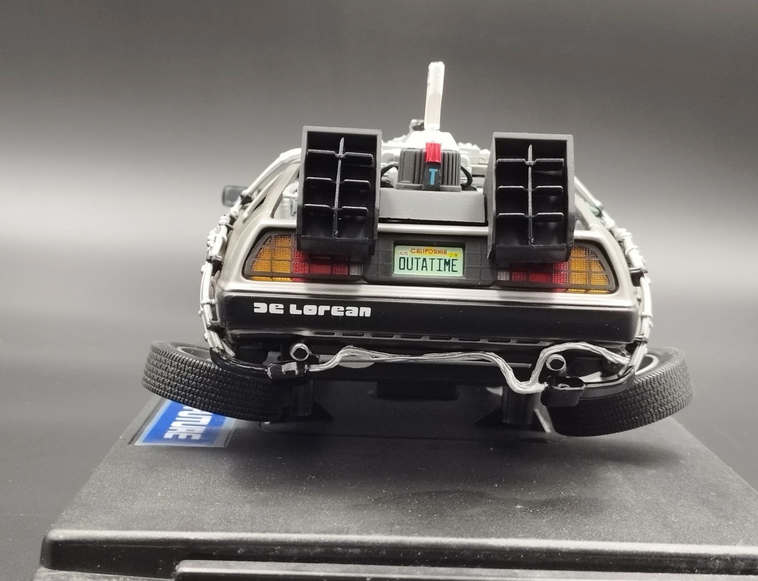 1:18 Sun Star Flying DeLorian Back to The Future -Time Machine model