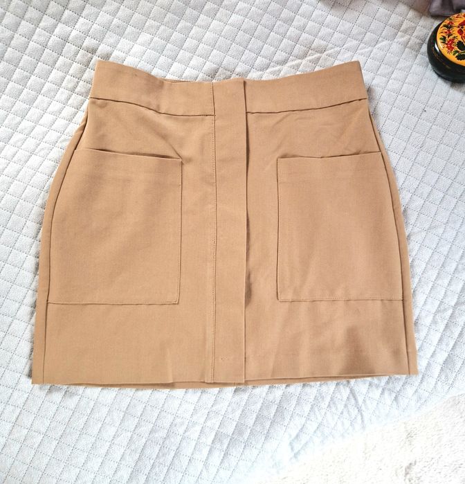 Prosta, krótka cielista, brązowa spódniczka materiałowa z kieszeniami,