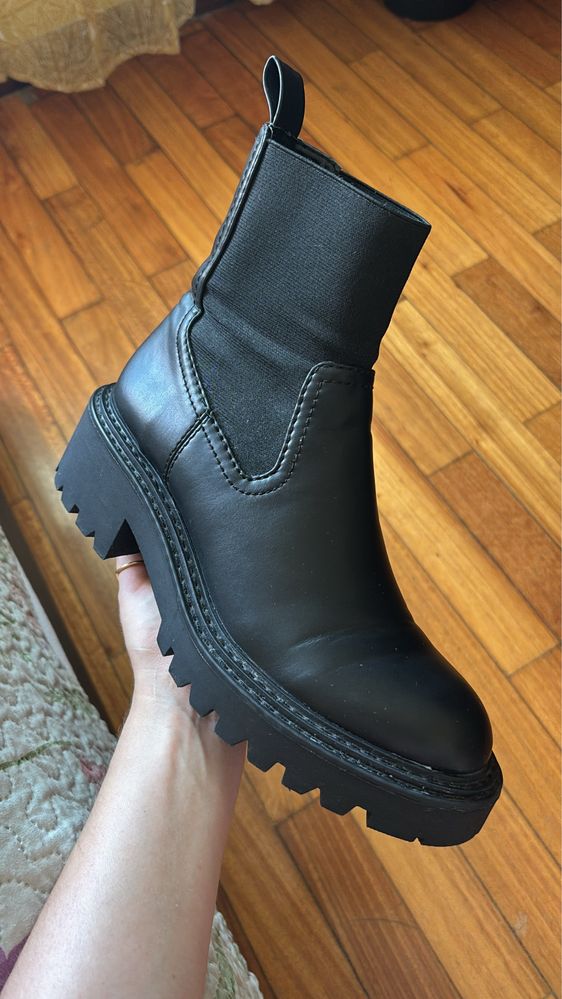 Botins / Botas rasos em preto Stradivarius