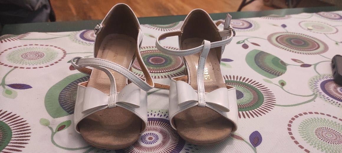 Туфли для девочки , для танцев.