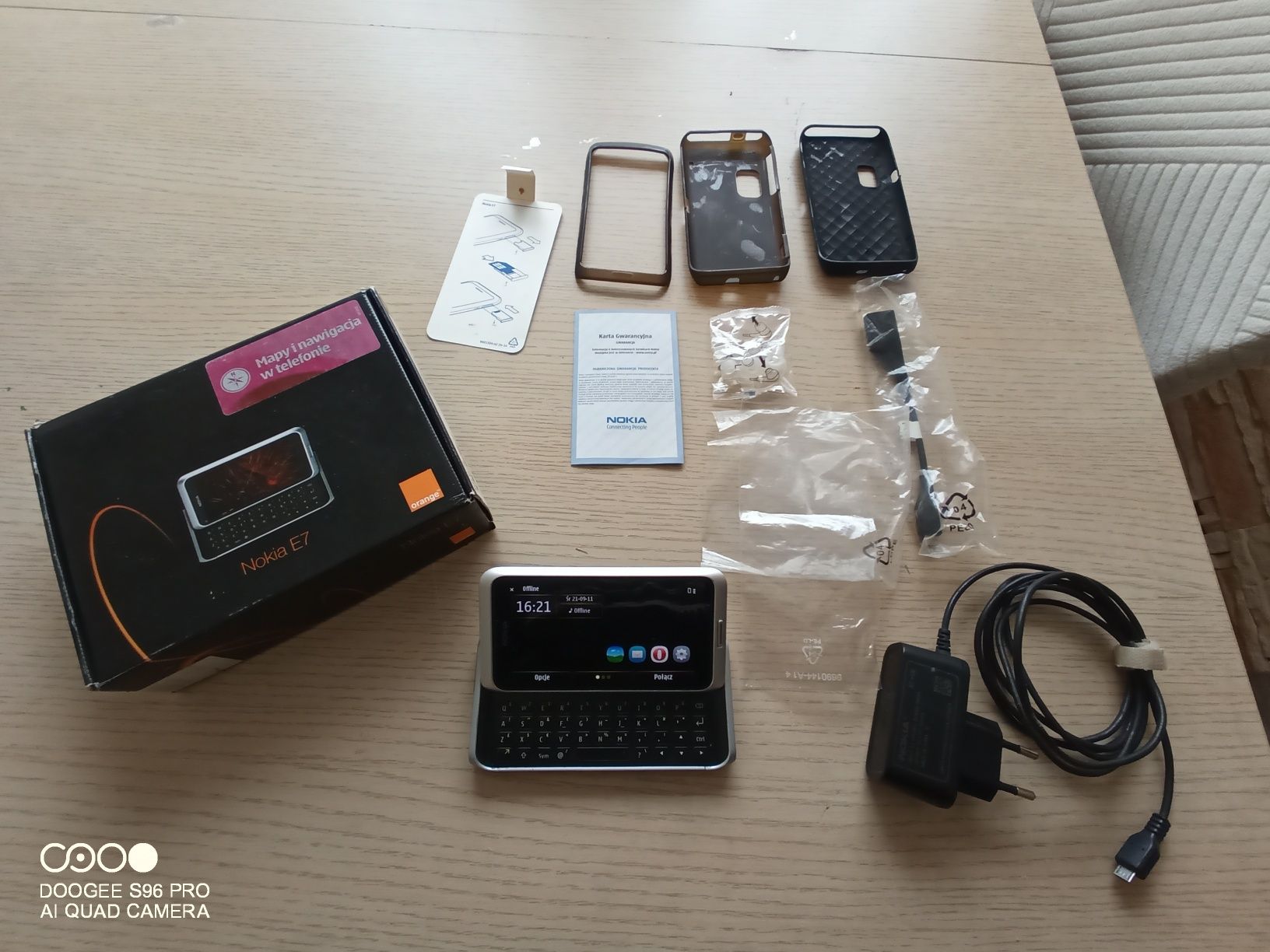 Nokia E7 z ładowarką i akcesoriami