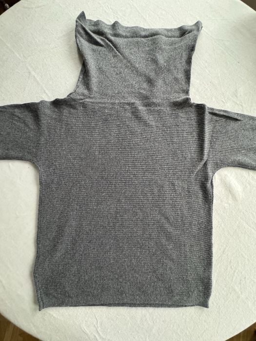 Zweter z obszernym golfem