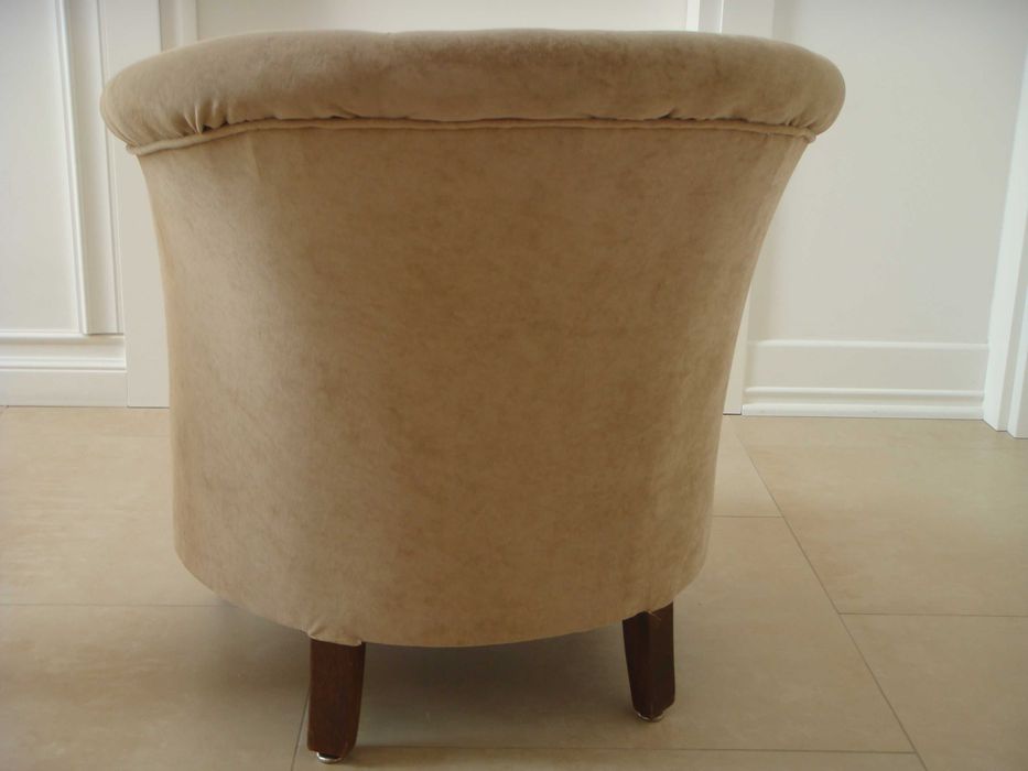 beżowy welurowy francuski fotel chesterfield