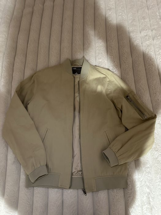 бомбер молочно - бежовий колір