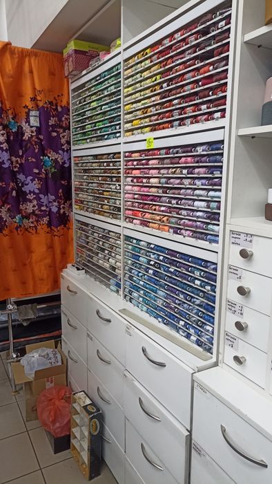 Шкаф стеллаж витрина ящики + под нитки