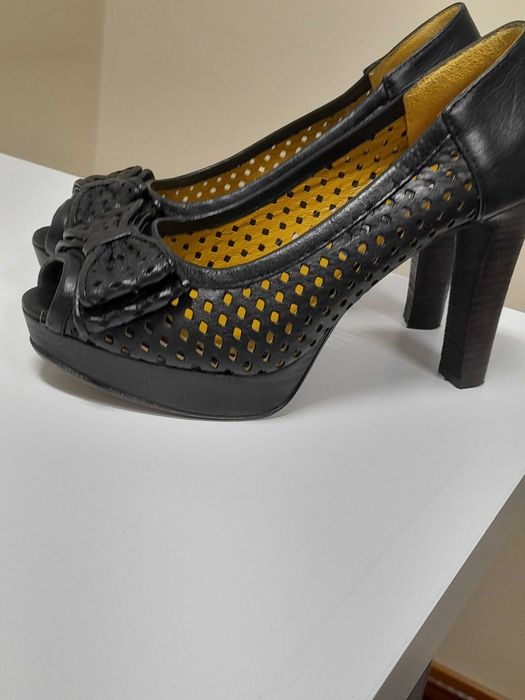 Vendo sapatos pretos tamanho 37.