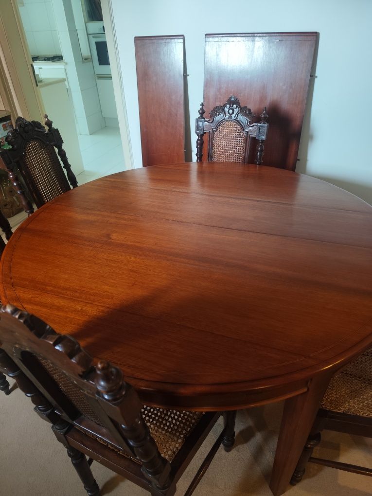 Mesa de jantar redonda com 2 tábuas e seis cadeiras
