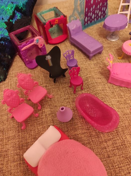 Akcesoria do domku dla lalek lózka krzesła stoły obrazy itp