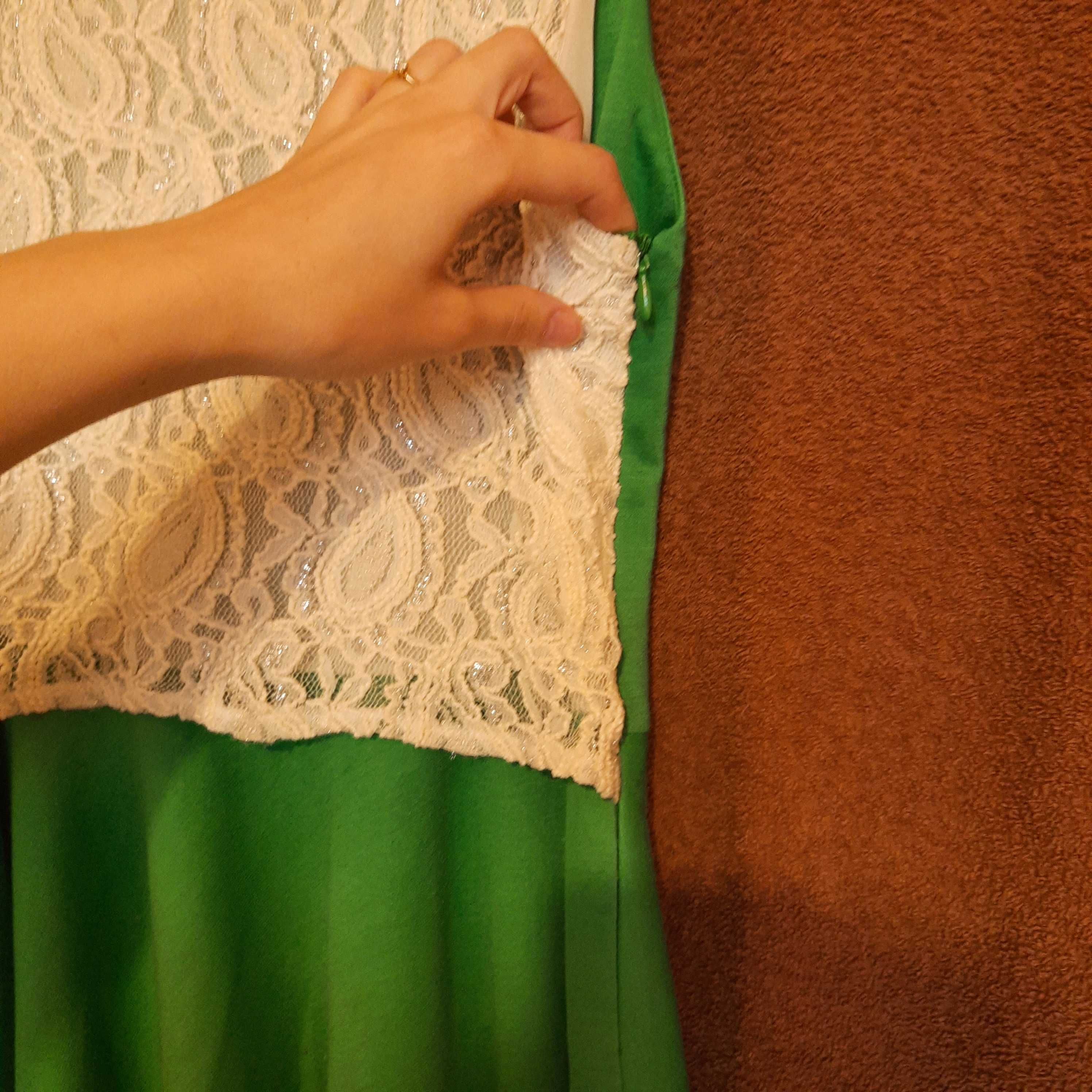 Zielona sukienka z białą koronką
