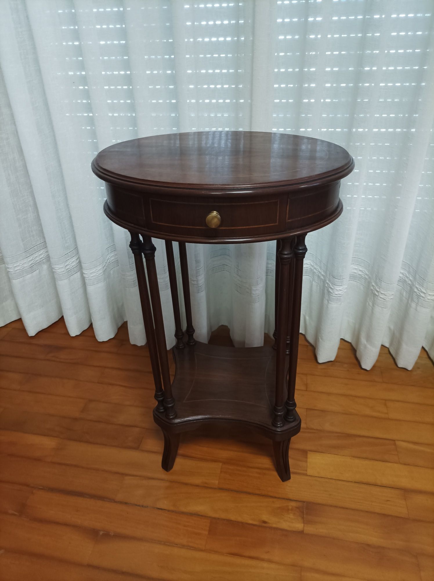 Mesa antiga de apoio restaurada estilo inglês ovalizada