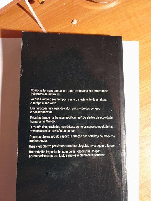 Duas obras O Tempo e Sismos e Vulcões fotos a cores