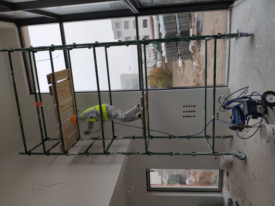 Szpachlowanie, gładzie, malowanie.