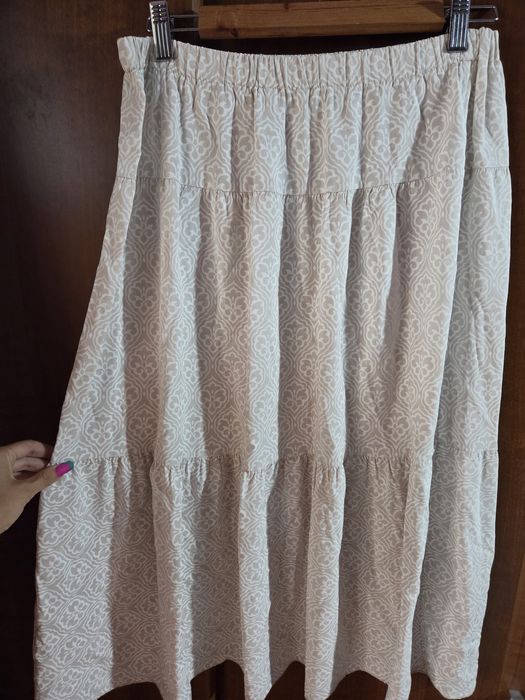 Włoska długa spódnica rozkloszowana beżowo-biała na gumie, rozmiar uni