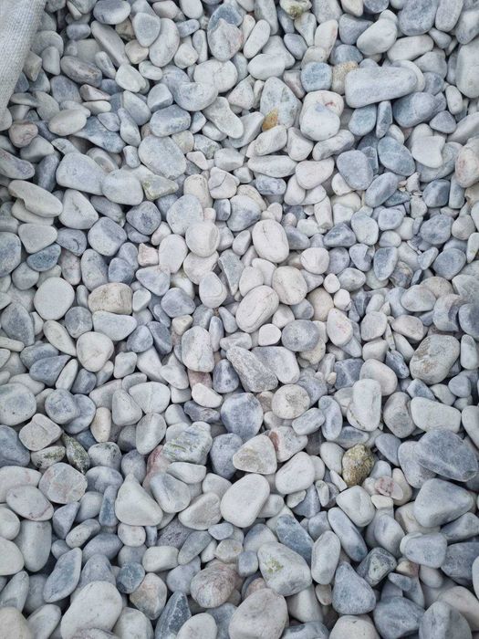 Ziemia ogrodowa czysta  kamień drenażowy  iinne materiały sypkie