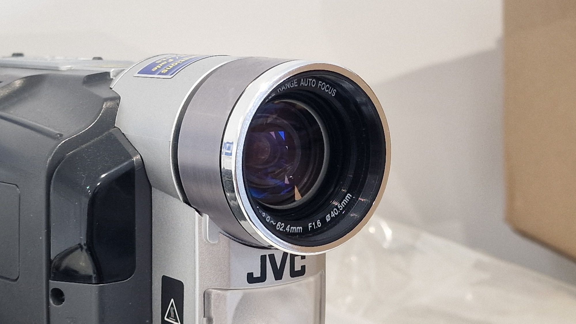 NOWA Retro/vintage VHS-C Kamera JVC GR-SX22 z statywem