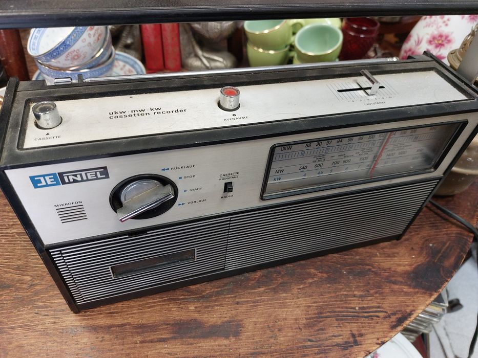 Rádio gravador JE INTEL, a funcionar 

A levantar em Lisboa, Gra