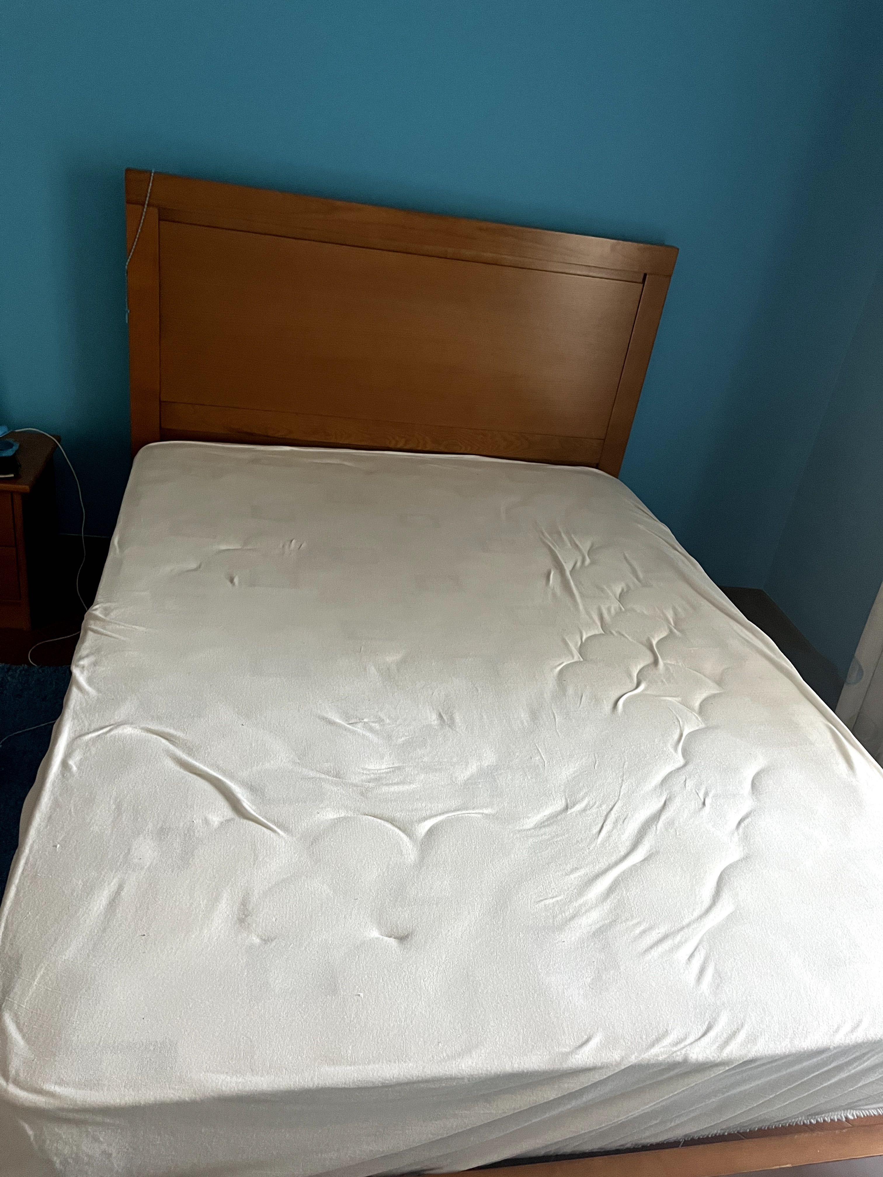 Cama em madeira de casal