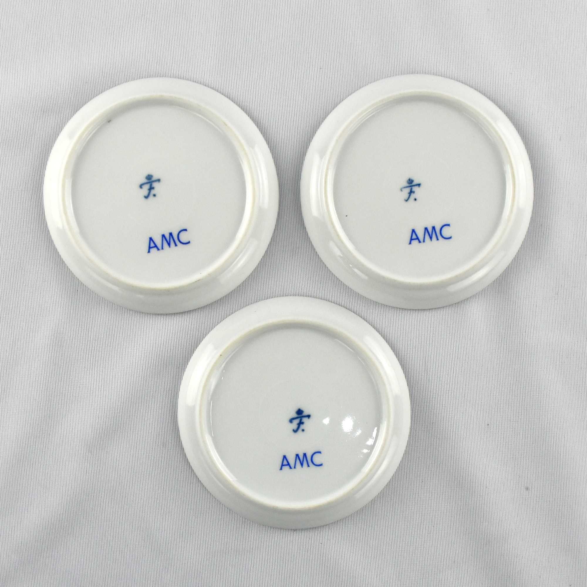 Conjunto 3 pequenos pratos porcelana Europeia, desenhos carros antigos