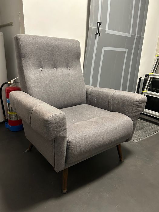 Stabilny wygodny szary fotel w stylu mid century po renowacji