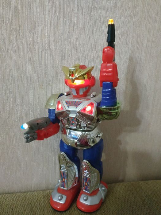 Игрушка робот на батарейках