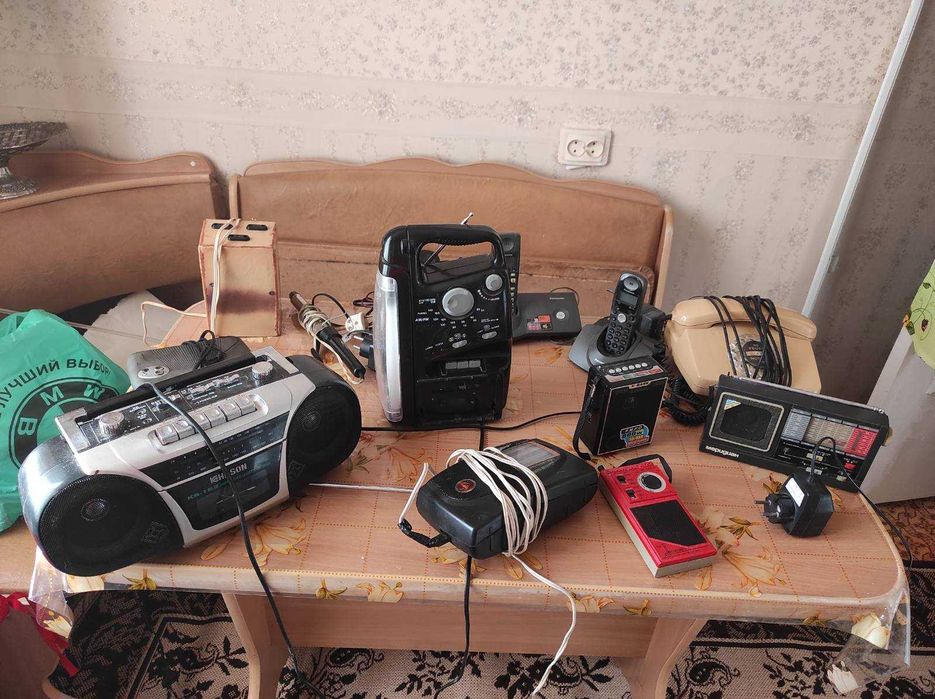 Радио, телефоны, магнитофон, плойка, часы, стабилизатор