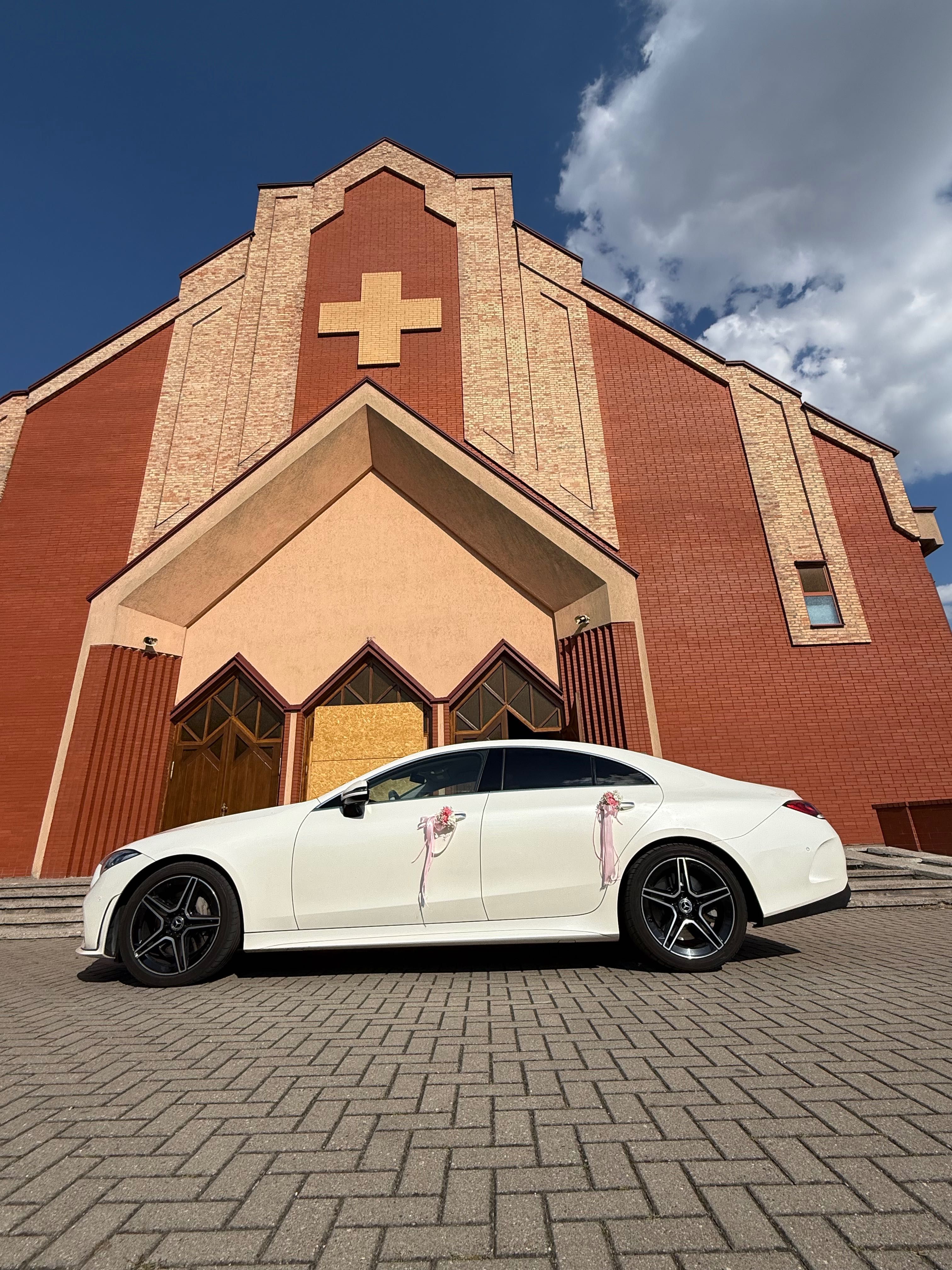 Wynajem auta do ślubu – biały Mercedes CLS