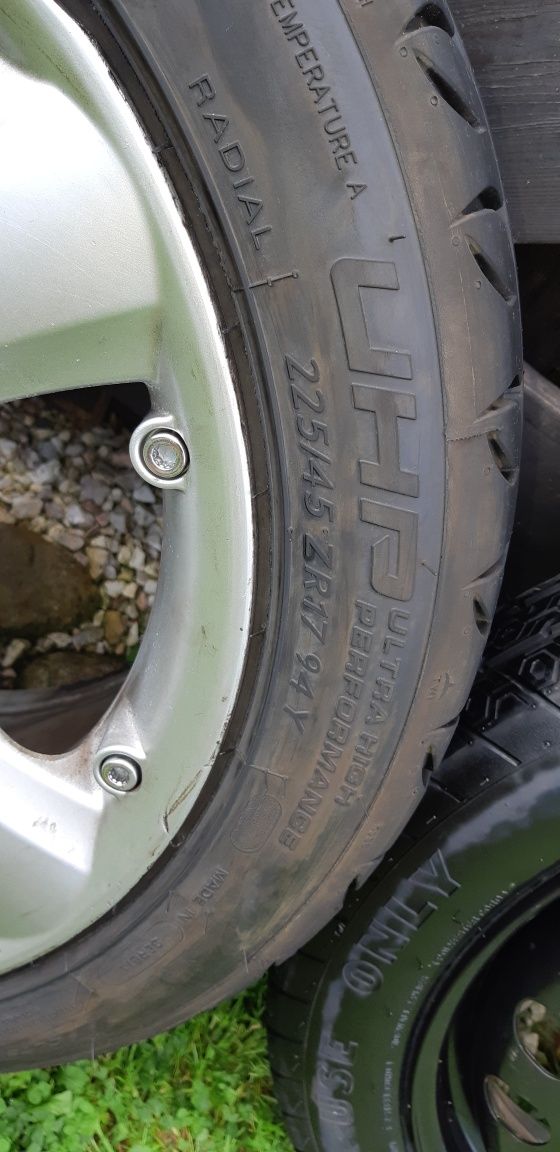 Nowe opony z felgami do audi