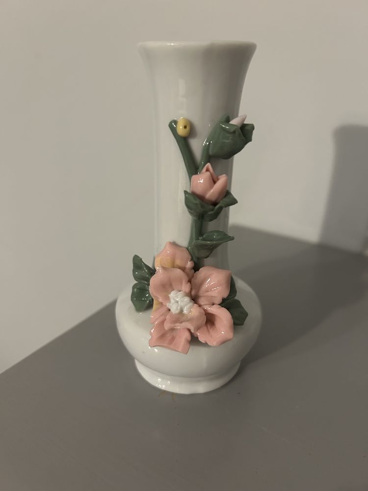 Zestaw wazoników porcelanowych