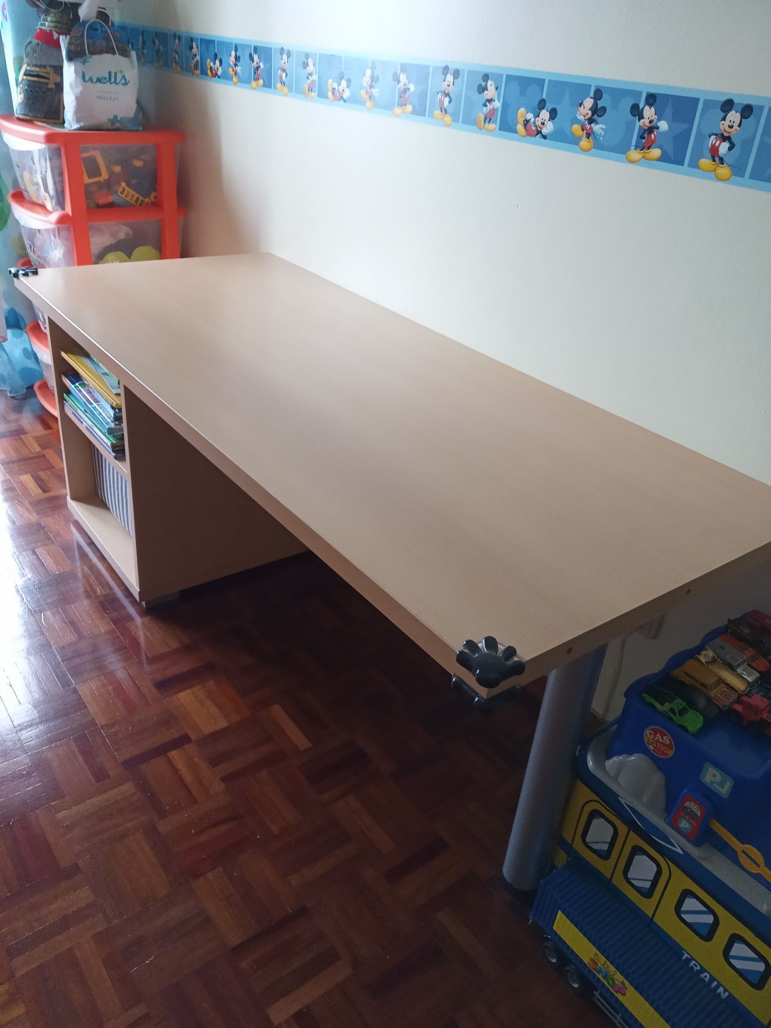 Vendo mesa para quarto criança