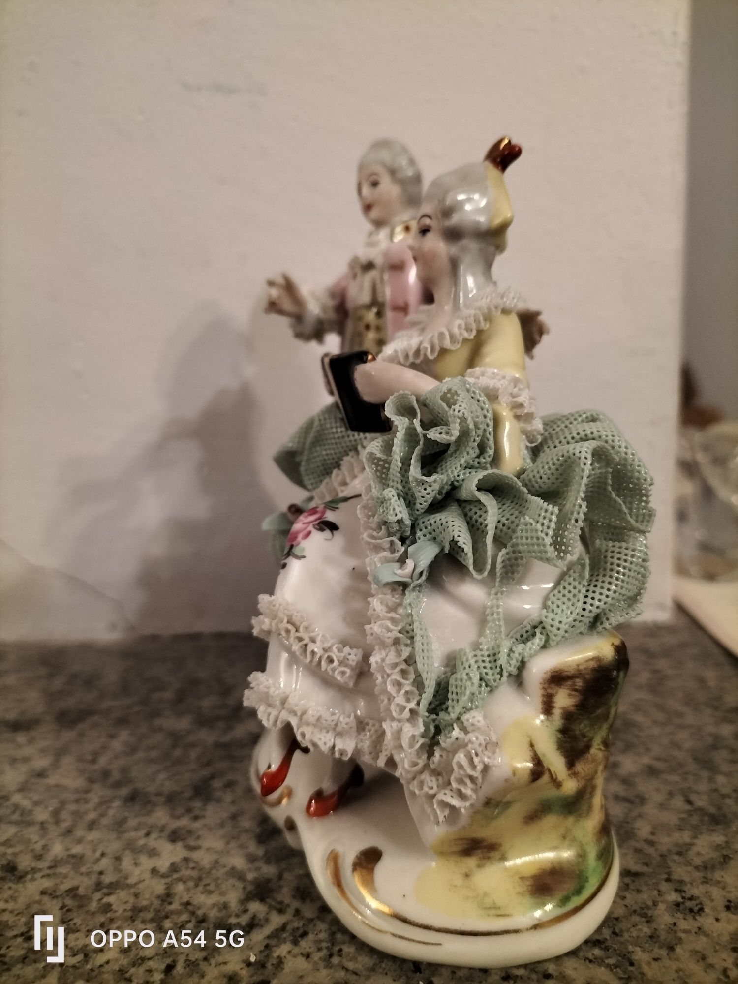 Par de figuras porcelana Alemã "DRESDEN" ,11cm"x 12 cm,com rendilhado