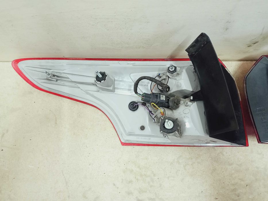 Ford Focus 3 III kombi lampa tył tylna prawa lewa oryginał demontaż