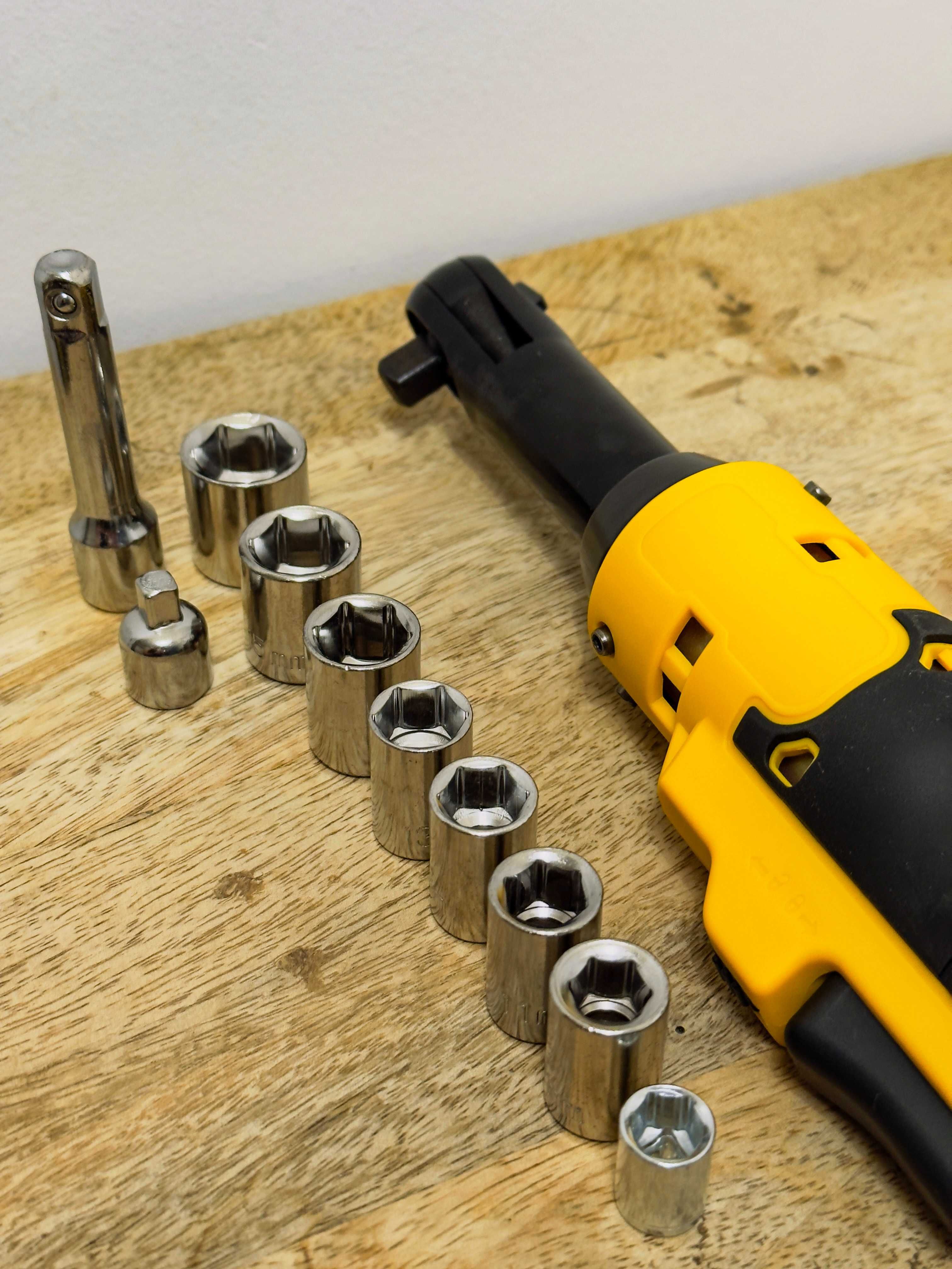 Grzechotka ELEKTRYCZNA Pod Aku Dewalt Długi Uchwyt + Zestaw Nasadek