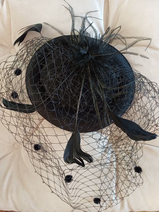 Шляпка с вуалью на заколках