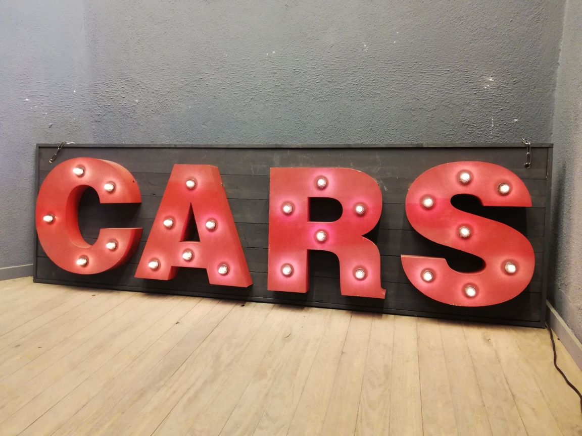 Letras Cars vintage com iluminação